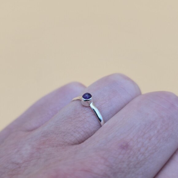 Size 8 Sterling Silver Small Uncut Amethyst Stone Band Ring A4769 - Picture 3 of 7